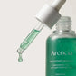 Angle : Gros plan macro très serré, angle de profil.  Scène : Le flacon d'Arencia est mis en scène de profil. Sa pipette blanche est légèrement surélevée, laissant perler au bout du compte-gouttes une unique goutte de sérum vert translucide et visqueux, prête à tomber. Le lettrage blanc "Holy Hyssop Serum 12" est parfaitement net au premier plan.  Décor & Lumière : Fond minimaliste blanc cassé. Un éclairage rasant (softbox latérale) souligne la courbure parfaite de la goutte de gel liquide et la matité de l