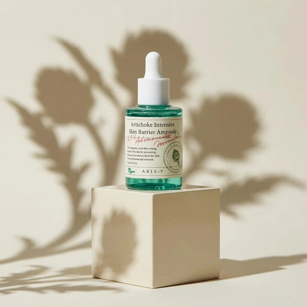 Angle : Centré, pile de face (Eye-level).  Scène : Le flacon de l'image image_cd8746.jpg se tient seul sur un bloc cubique minimaliste laqué crème mat. L'intérêt de l'image repose entièrement sur la mise en scène de la lumière.  Fond & Lumière : Fond monochrome blanc cassé. Une lumière dure traverse des feuilles d'artichaut et des feuillages hors champ, projetant une ombre chinoise floue, poétique et parfaitement découpée sur le mur et sur le flacon. (gemini-3-pro-image-preview)
