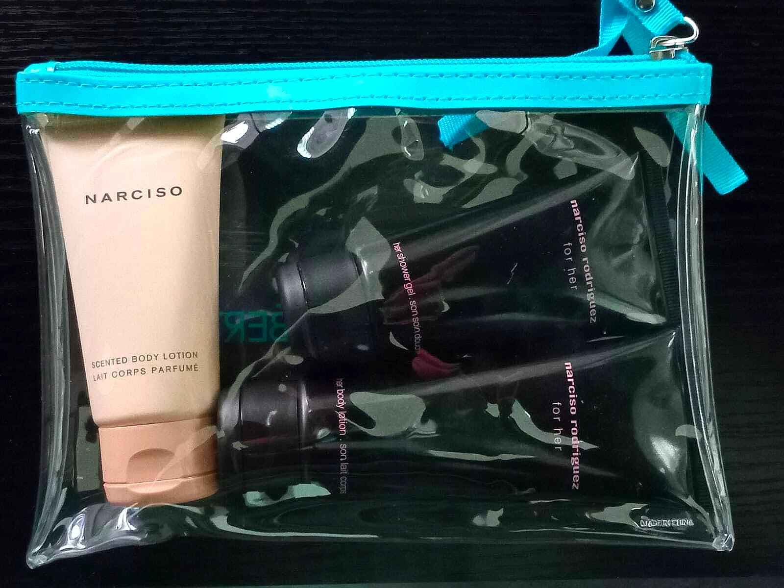 Narciso Rodriguez Body Lotion und Duschgel Set mit Leinentasche
