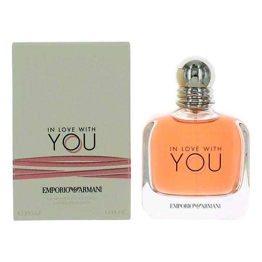 Armani - In Love With You - Eau de Parfum pour femme, ein luxuriöser Blumenduft für Frauen in einer eleganten Glasflasche mit einem schlanken pinkfarbenen Deckel.