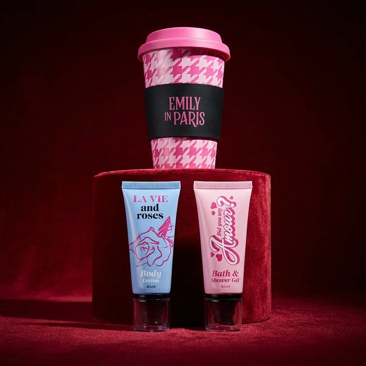 Emily in Paris - Geschenkset Travel Mug + Bath & Duschgel + Körperlotion